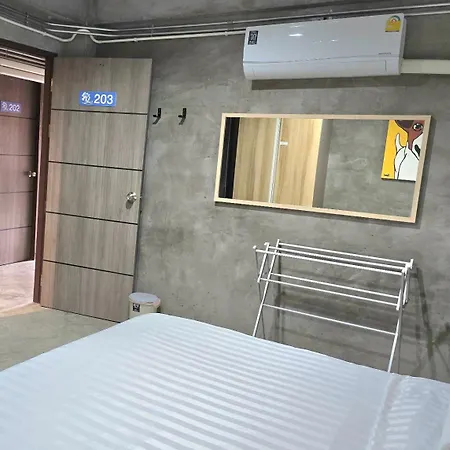 Captain Joe Cafe & Hostel Hua Hin Exterior photo