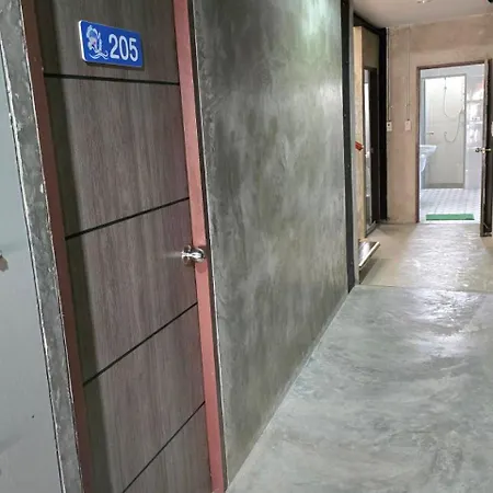 Captain Joe Cafe & Hostel Hua Hin Exterior photo